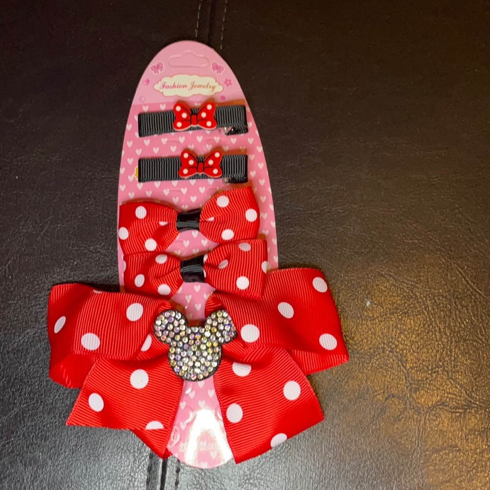 Girls bow decor hair